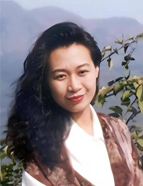 1959年，18岁陈丽华与北京电信系统某高管结婚，生了1子2女后，俩人和平分手，