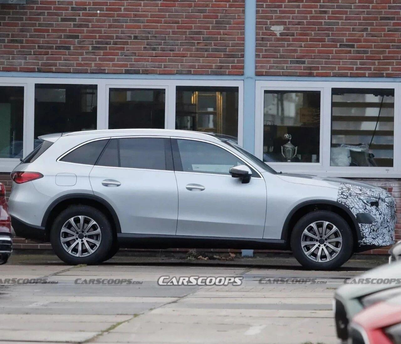 2027款奔驰燃油版GLCSUV改款曝光新款梅赛德斯-奔驰燃油版GLCSU