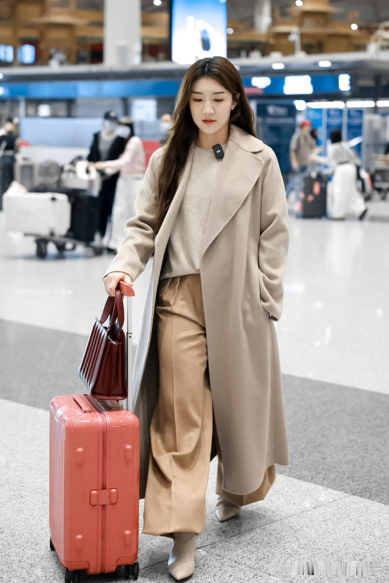 陈梦这身Maxmara大衣也太好看了吧！平时在赛场上见惯了她穿运动服的样子，这