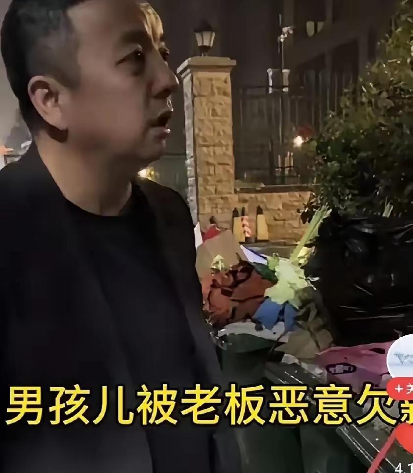 大半夜街边撞见这一幕，谁看了不心疼！中年大哥瞅见个半大男孩在垃圾桶里扒拉吃的，上