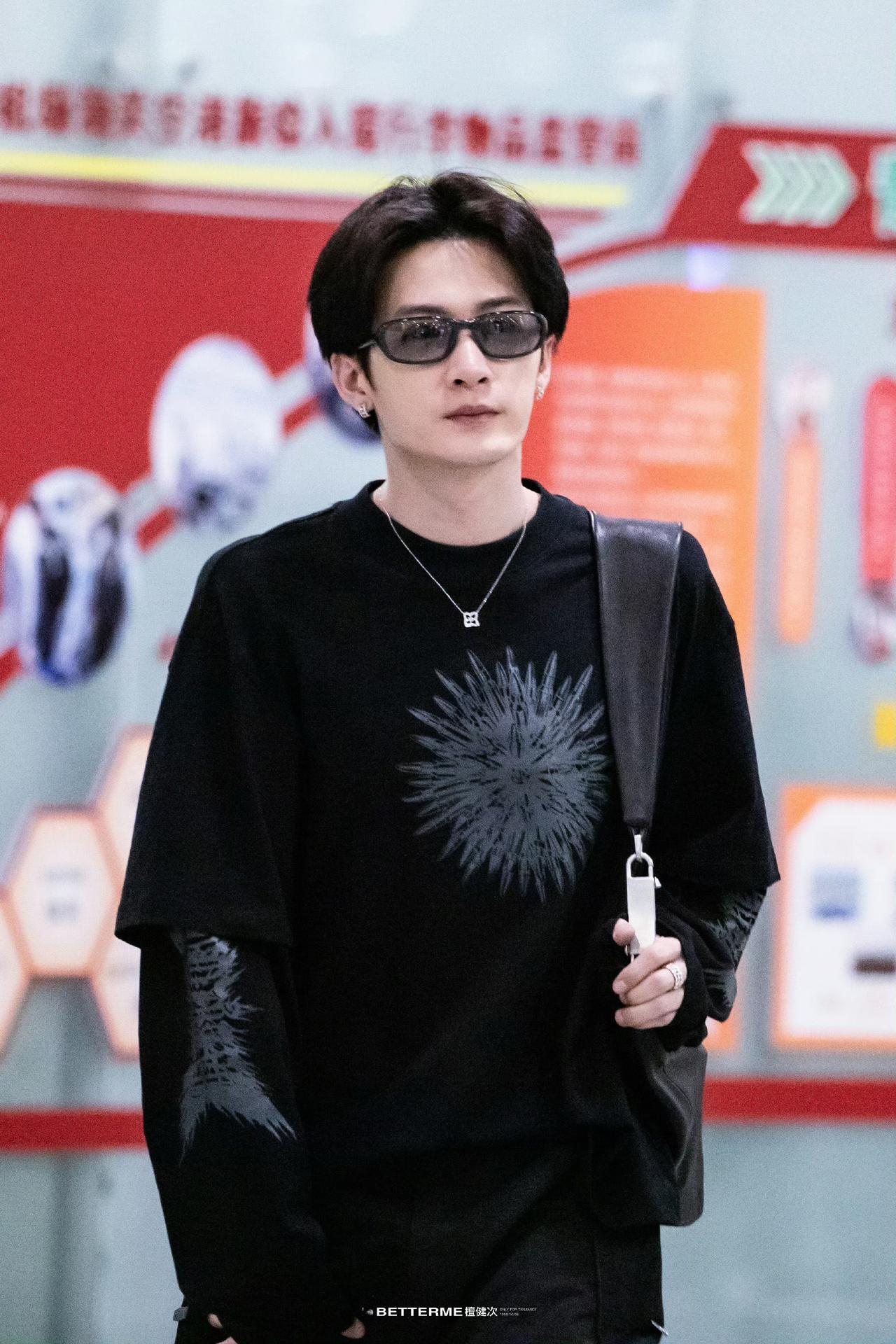 檀健次落地深圳了，今天肉眼可见的开心和轻松，应该是工作圆满完成了，心情大好，在飞