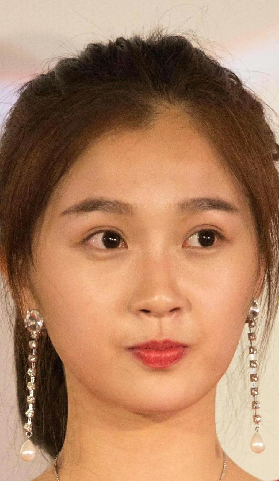 这个时候虞书欣五官还不错啊，现在倒是没那么好看了，这个照片看着年纪还小，脸小皮肤