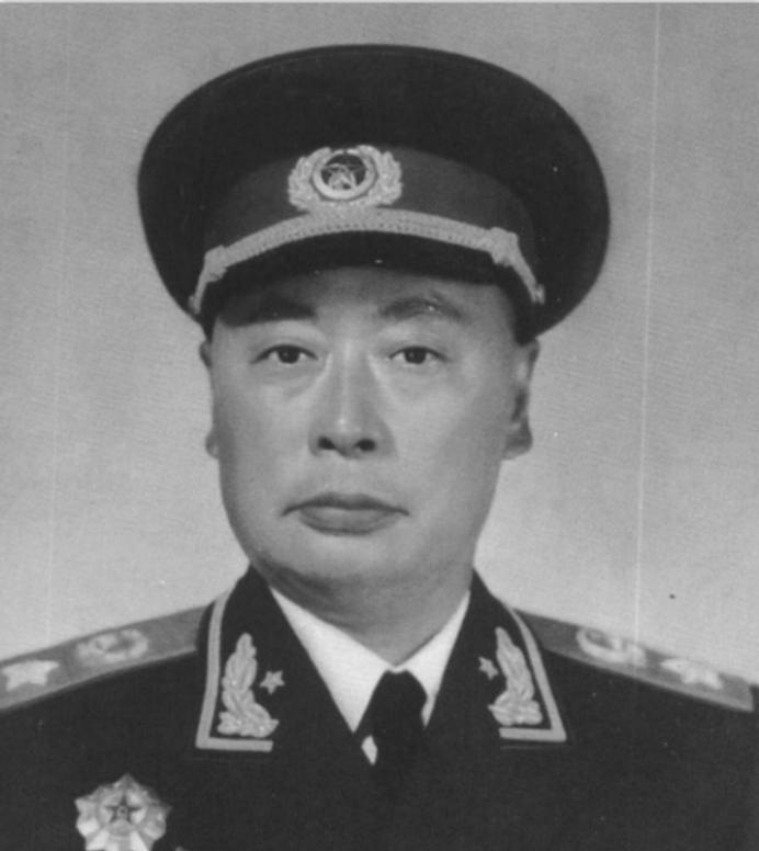 1952年的北京，人民英雄纪念碑工地。陈毅盯着渡江战役浮雕，眉头越皱越紧。