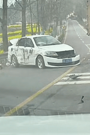 这样超车简直是拿命赌！四川遂宁公路上那幕看得人手心冒汗，白车司机为了赶点时间，居
