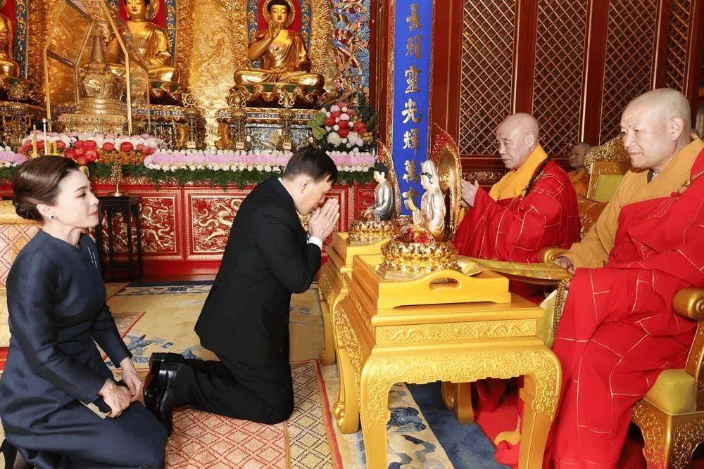 这就是老中的魅力，哪怕你是国王，来了也得跪。他来中国的背后，其实暗潮涌动，一场