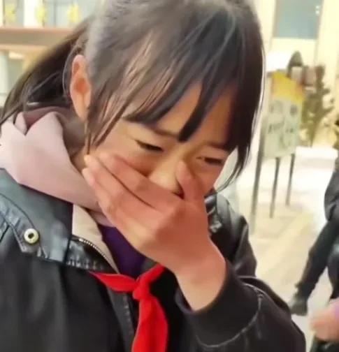 原来，女孩是被姐姐骂了一顿！女孩的爷爷说，当时女孩在学习，她的姐姐说“你学啥呢！