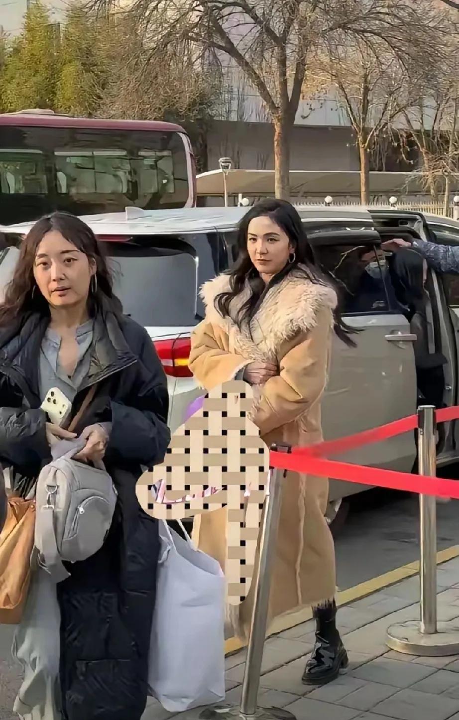 2026年1月5日，央视春晚彩排现场星光熠熠，国家首席舞者唐诗逸裹厚大衣优雅现身