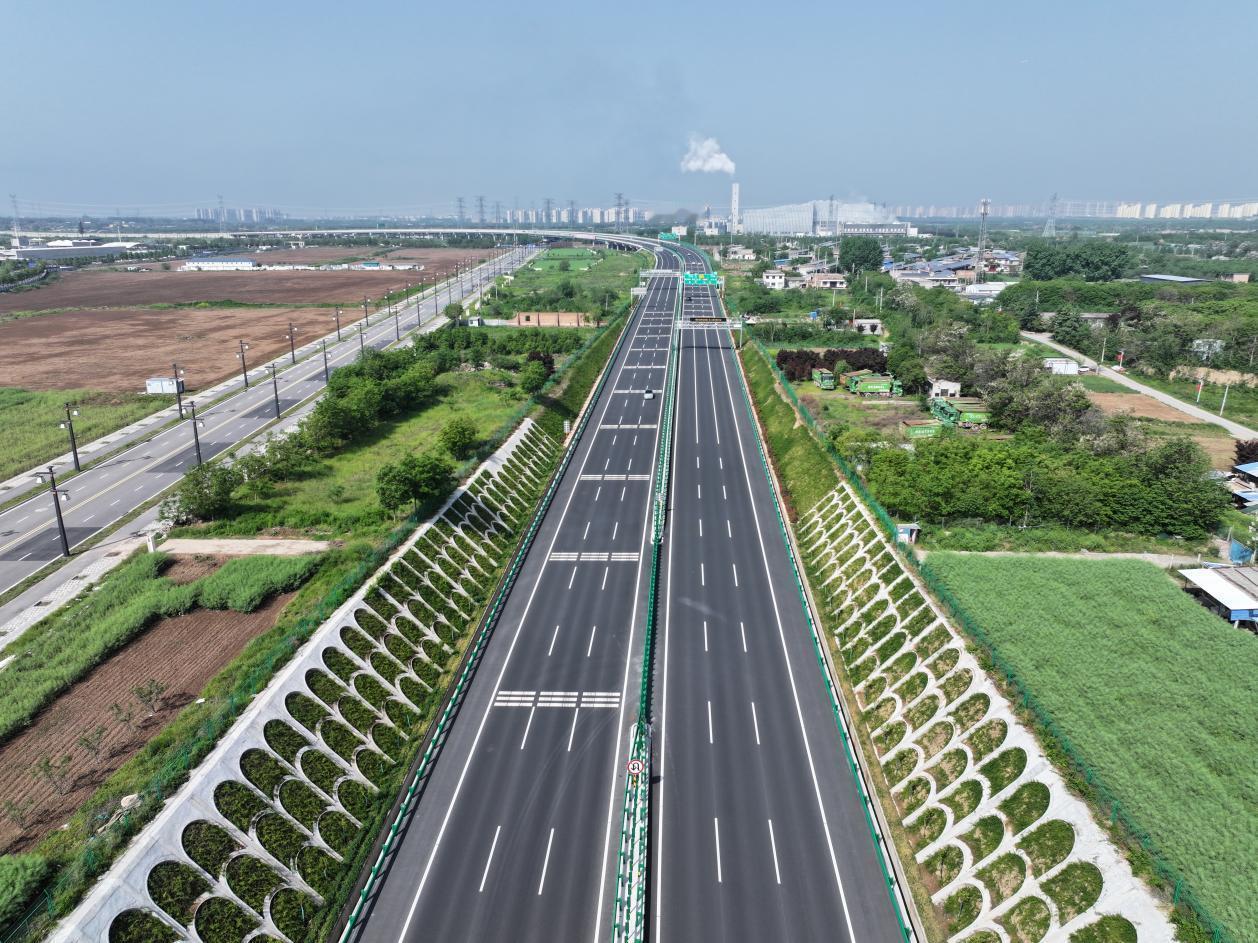 日前，马家堡至泾阳高速公路绿化工程交工验收会议，经交工验收委员会审议，同意马家堡