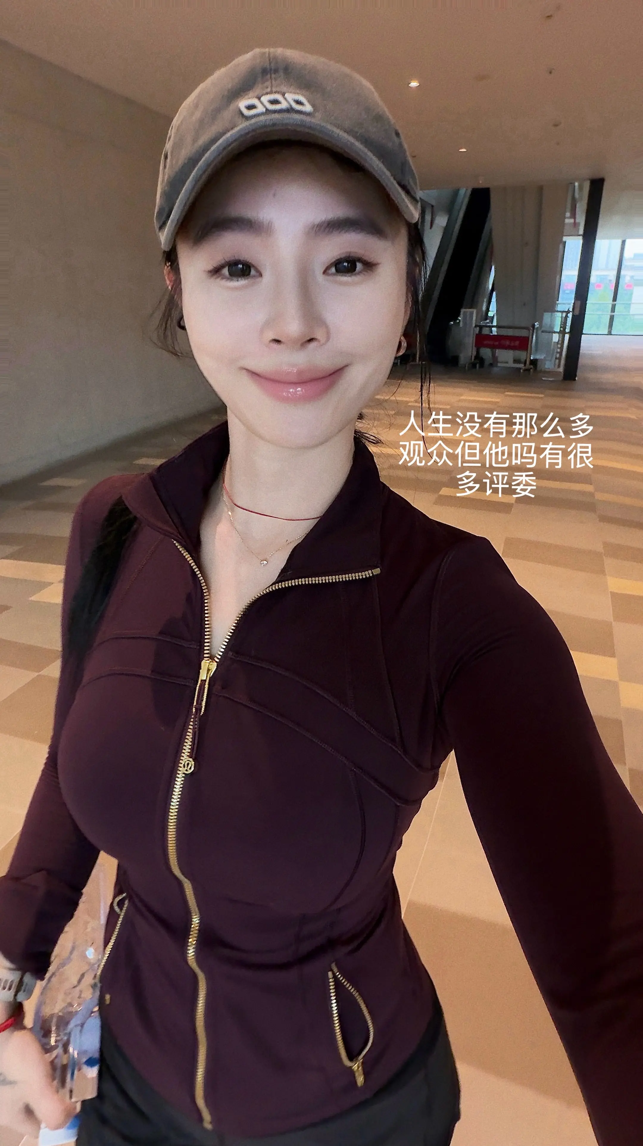 今天穿洞洞孩去健身拖孩甩飞了。  光起脚板去捡拖孩真的很狼狈 穿不得洞洞该健身了