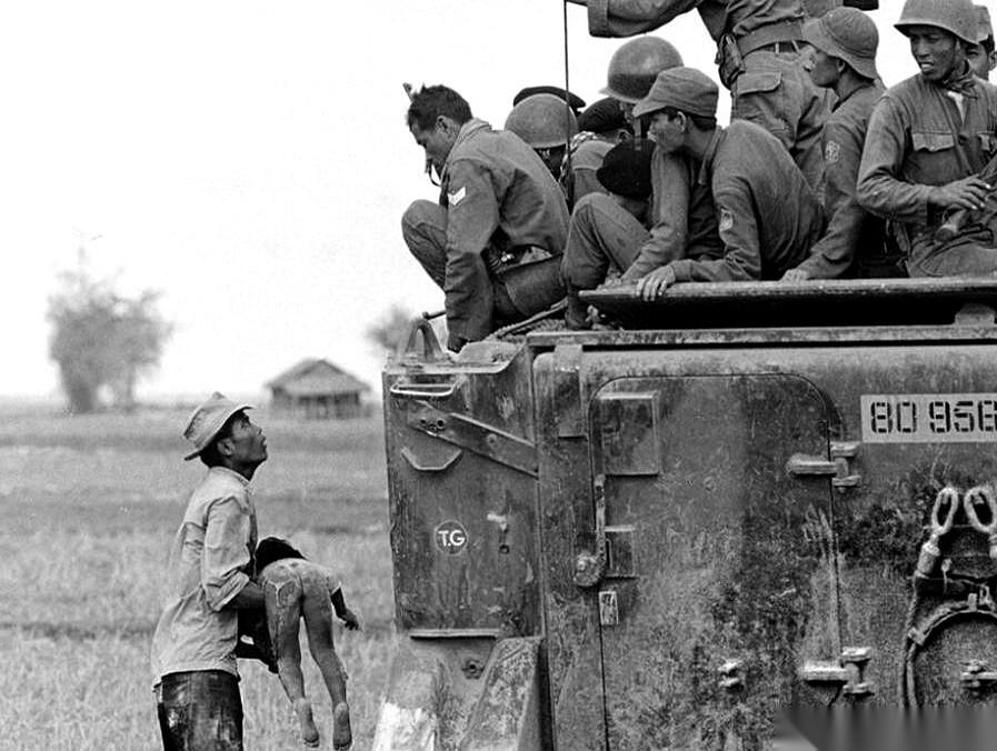 三千美金，一个金发碧眼的小孩，成交。这不是人贩子，这是他亲妈。她颤抖着手接过钱