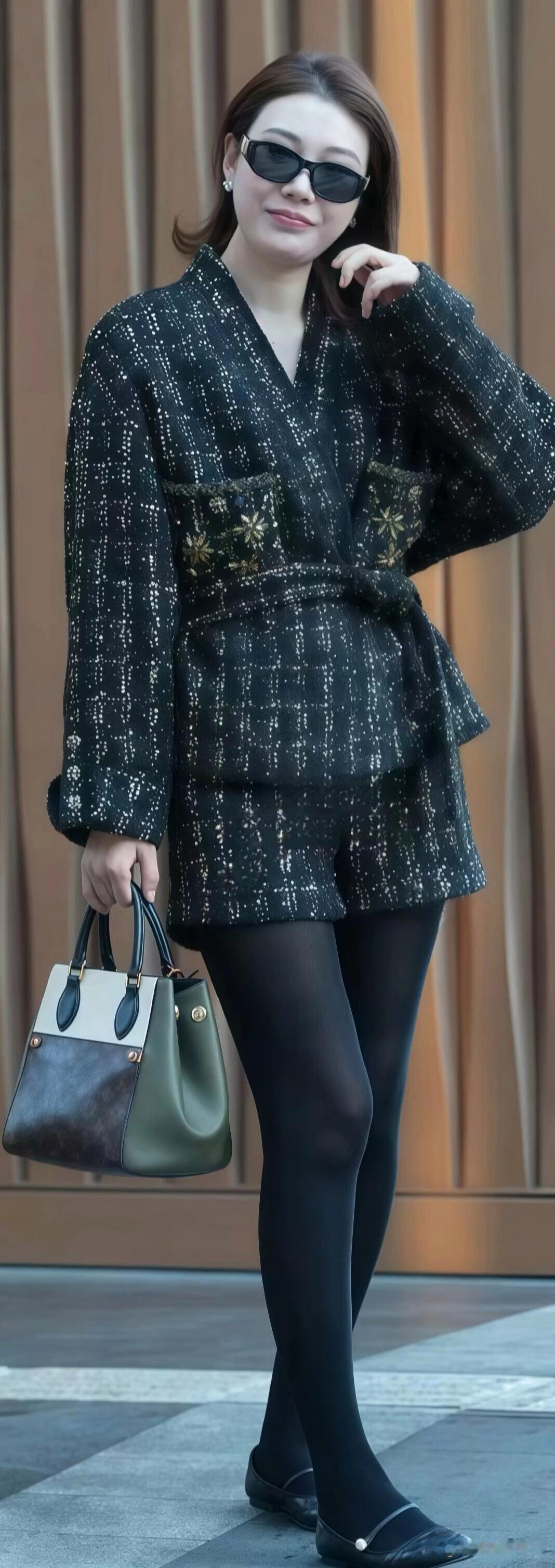 一身黑色粗花呢V领系带外套配黑色修身裤袜堪称时尚界王炸组合黑色粗花呢自带复