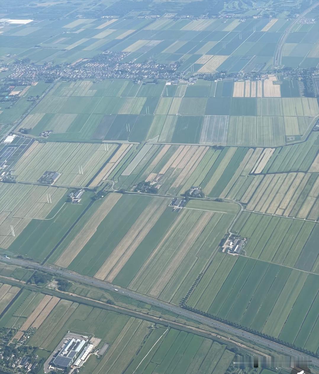 🇳🇱荷兰人是有强迫症吗怎么能把田地弄得这么直啊！！！！路过欧洲其他国