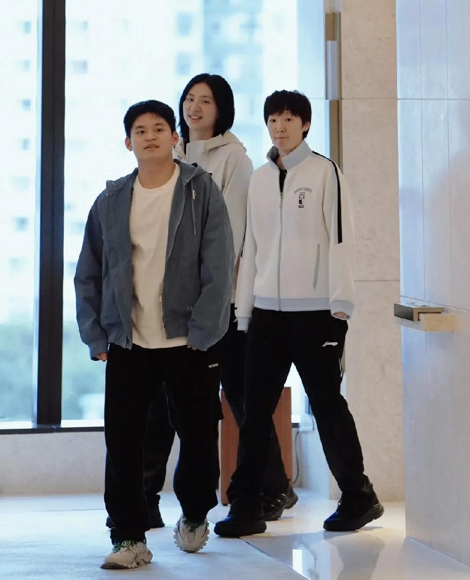 从WTT官方酒店出门，准备去拍摄WTT香港年终总决赛城市照的国乒队员王曼昱、陈熠