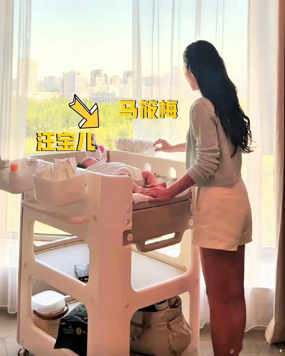 马筱梅晒出儿子换尿不湿，好像还是个小广告，这孩子都能给自己赚钱了！不得不说，马筱