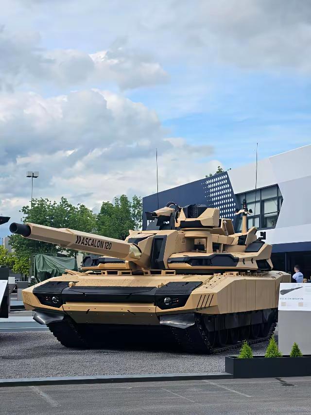 法国式的浪漫，勒克莱尔的进化版。从炮塔尺寸及底盘上部的观察窗来看，应该无人炮塔、