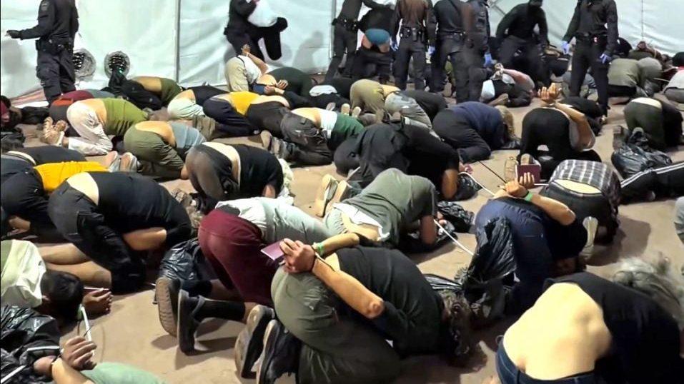 一个国家的现任部长，带着一群警卫走进监狱，面对一个戴着手铐、已经失去自由的囚犯，