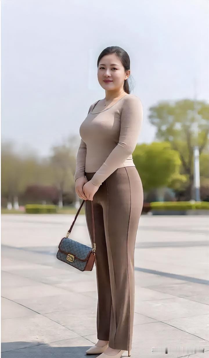 大地色系穿搭，勾勒丰盈曲线。手持手袋，于都市广场漫步，自信从容，诠释成熟知性魅力