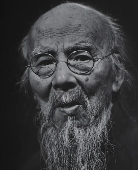 1926年，齐白石在北京购置了一四合院，想要找一个看门人。一个晚清老太监主动上门