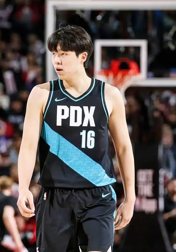 截止目前！杨瀚森职业生涯已经打了7场常规赛！场均上场：7.2分钟（新秀第36）