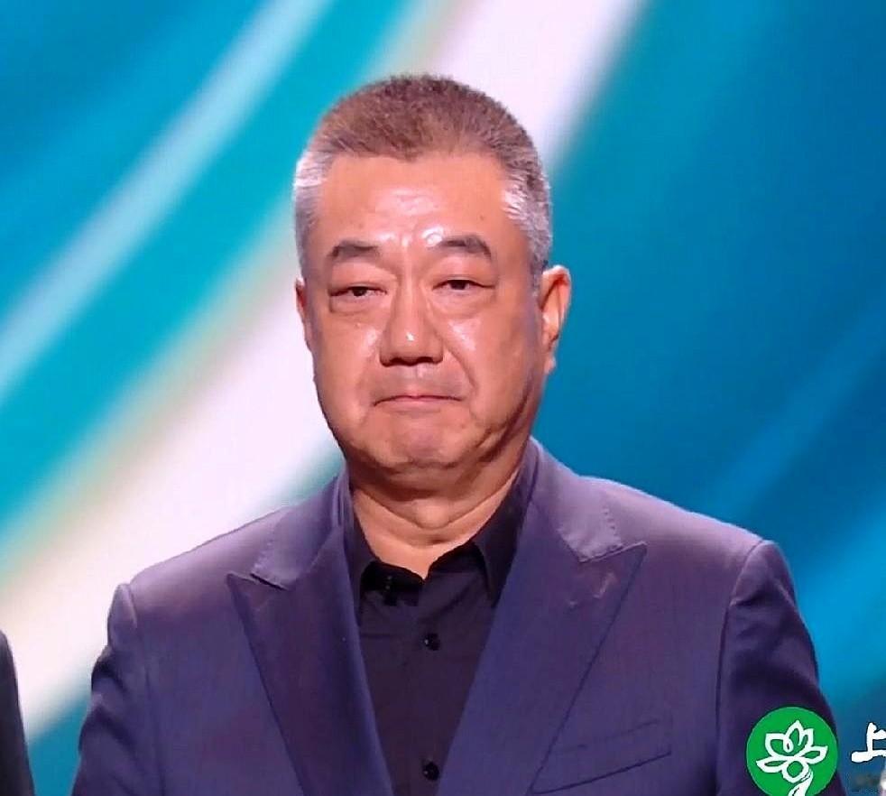 白玉兰这场颁奖，一个话筒，称出了三种分量。那一晚最刺眼的，其实不是谁哭了，谁笑
