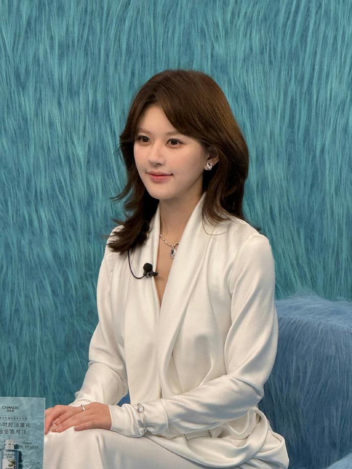 赵露思与经纪公司解约风波平息后，知名编剧于正却抛出一个意外提议——“我们可以合伙