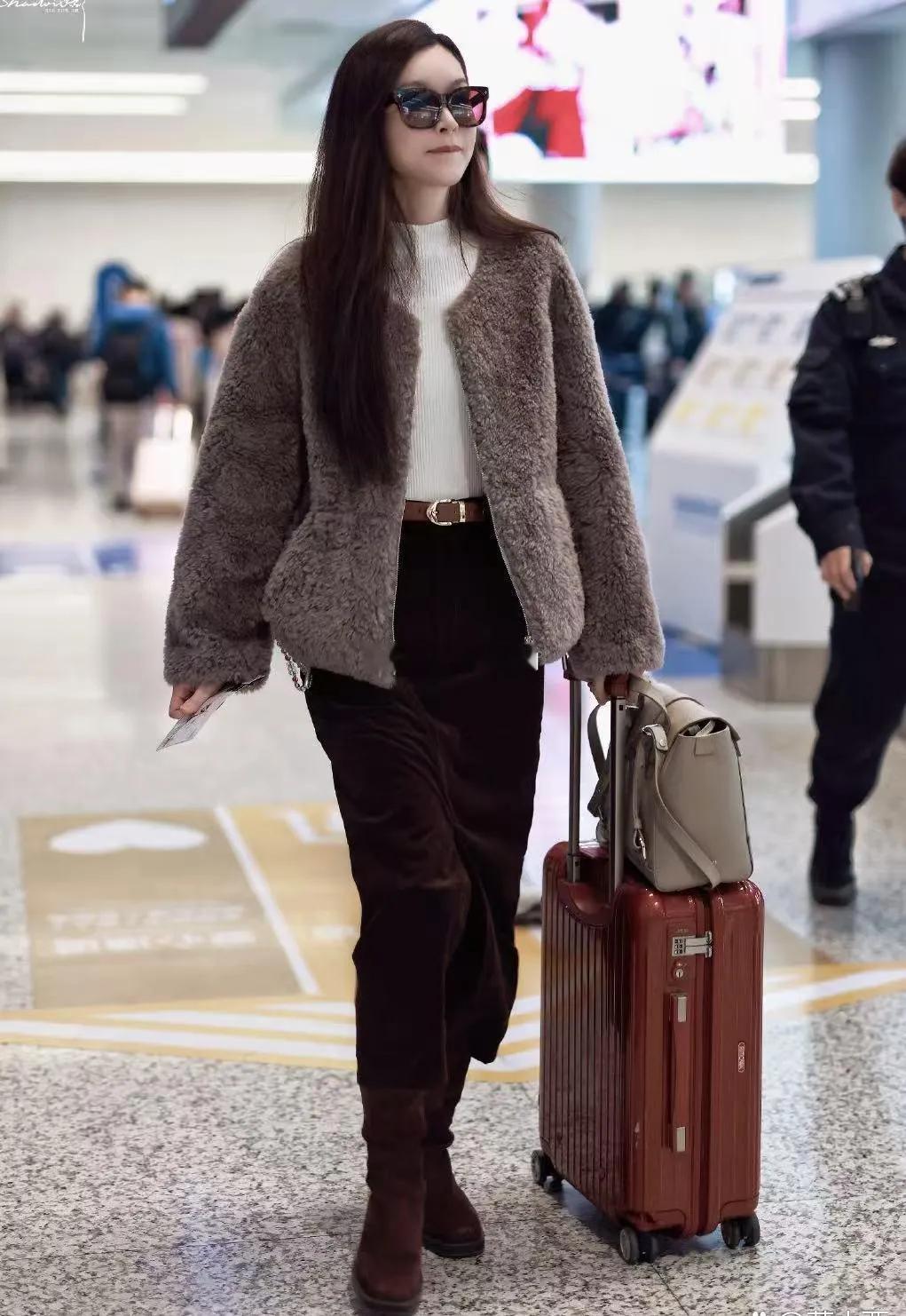 文咏珊机场私服太吸睛！羊羔毛外套软萌保暖，白色高领衫干净纯粹，棕色长裤沉稳大气，