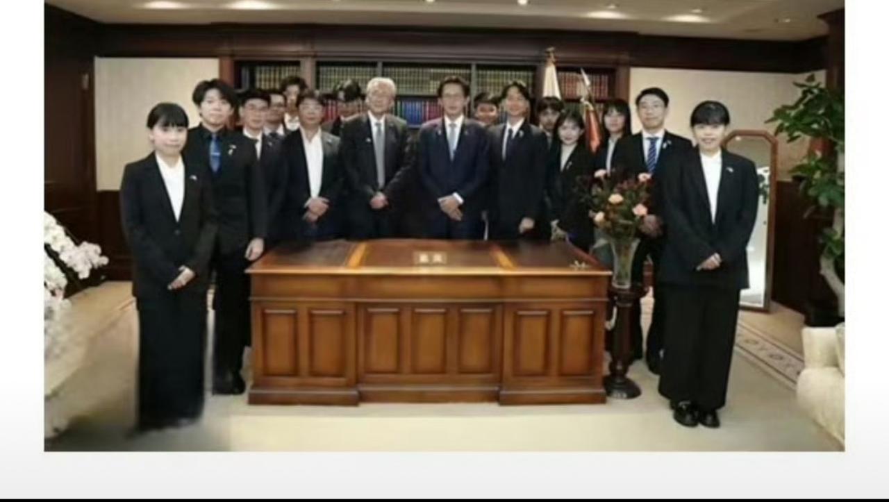 哈哈哈哈哈，丢人丢到全世界了，黄国昌跑去日本跪舔高市早苗，结果没捞着合影，跟人家