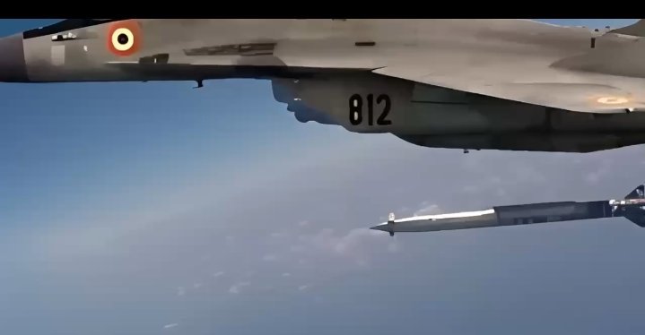 印度海军812号米格-29K舰载机投掷以色列狂暴空射远火的画面。狂暴空射远火以E