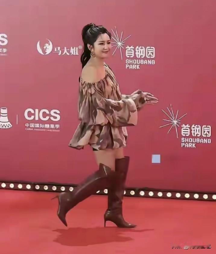 何洁是我很喜欢的一位歌手，她的演唱水平我觉得能排进超女前三。无论是什么歌曲，