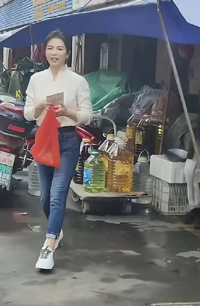 路人视角下的刘涛，这才是正常的腿型吧！！​​​