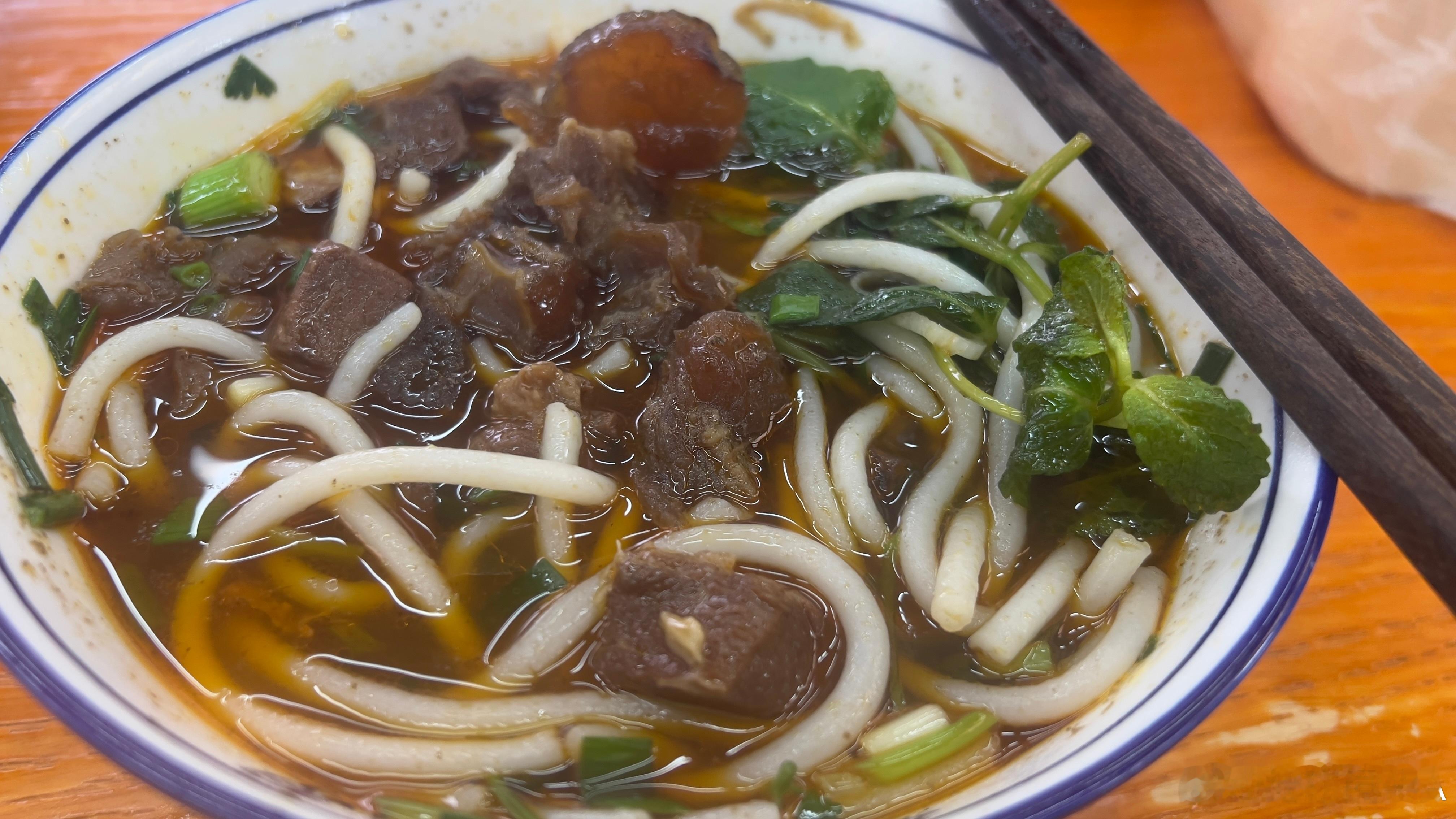 被窝里钻出来冷，很冷！这时候还有什么比嗦一碗热腾腾的牛肉粉更暖人的呢？美食分享