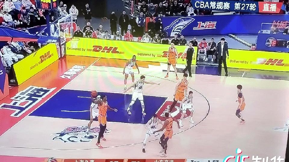 卢伟指导赶紧换人，场上俩中锋都懵了！王哲林和怀特塞德同时在场，位置全乱了套。