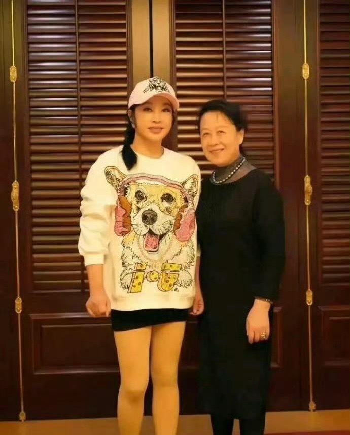刘晓庆与同龄朋友站一起，不知道的还以为是差着辈呢