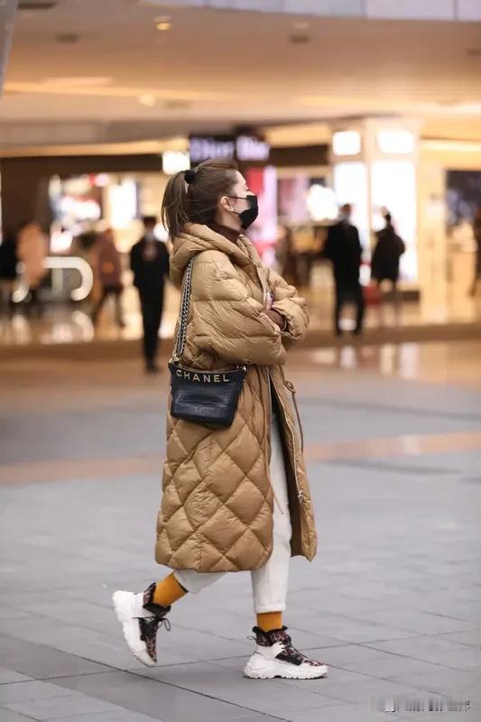 55岁了穿桔色羽绒服还有顾虑吗？其实现在的人穿衣已经打破了年龄界限，冬天穿桔色羽