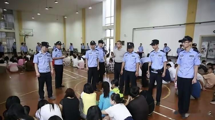 成都警方摧毁特大传销团伙！近日，成都公安干警成功摧毁一特大传销团伙，抓捕35名涉