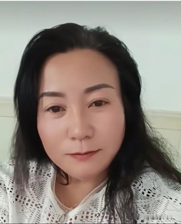 小故事！这是半熟他的丈母娘，平常来李佳这里吃吃喝喝，她过的也潇洒的很