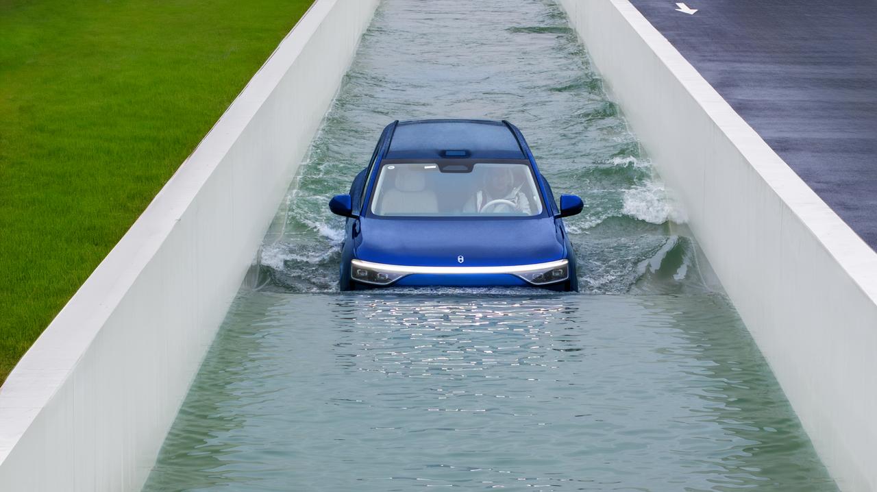 问界M8可太会给人安全感了！根据最新的实测表现来看，问界M8这次直接把安全上