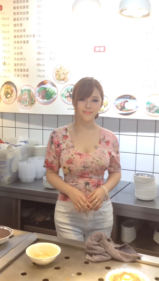 阿姐同这家小小快餐店托举我一年又一年