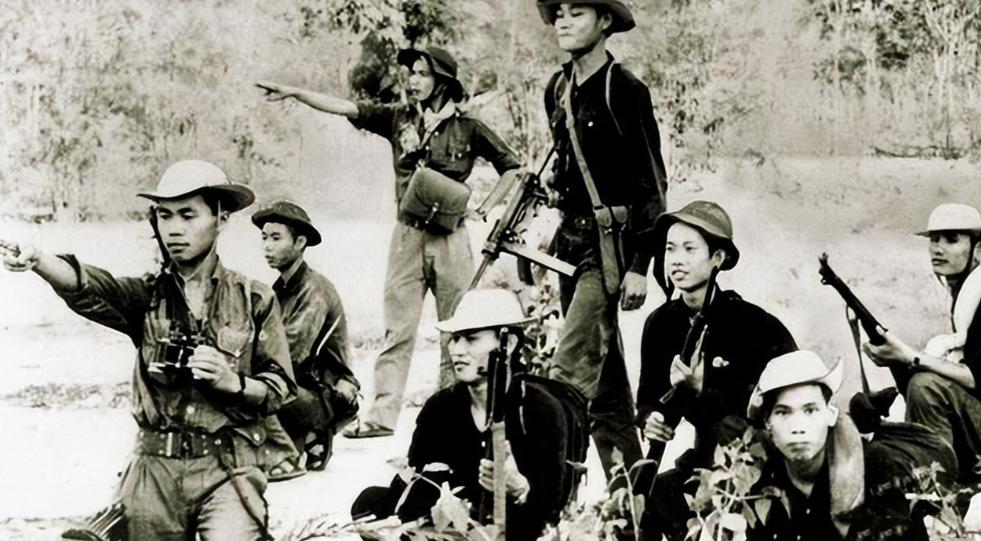 1950年，解放军24名精英战士深入大瑶山，搜捕黄埔军校巨匪甘兢生，但苦苦搜寻多