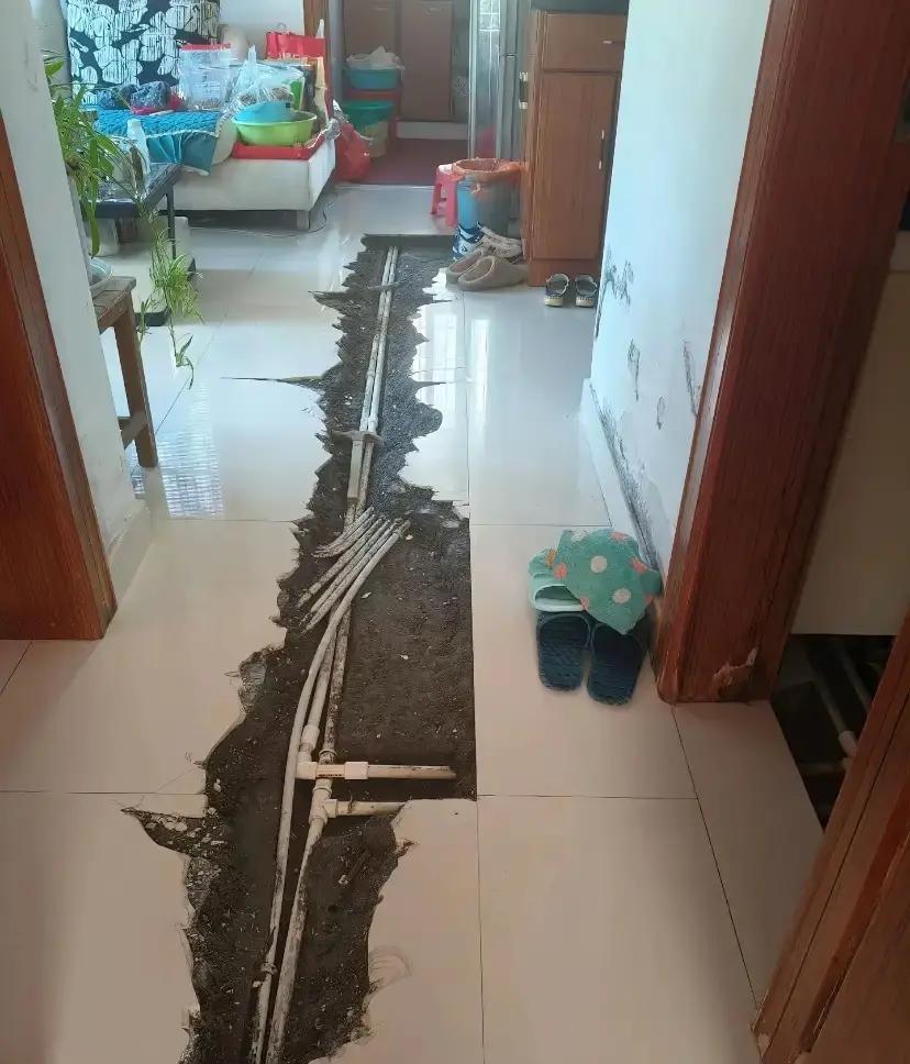 楼上独居老人厨房渗水两年，把我家天花板泡得掉皮长霉。我爸先忍后查，终于锁定源头