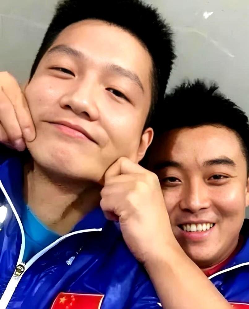 王皓真的对樊振东不好吗？王皓白天当着众人的面训斥13岁的徒弟不会打球，晚上就自