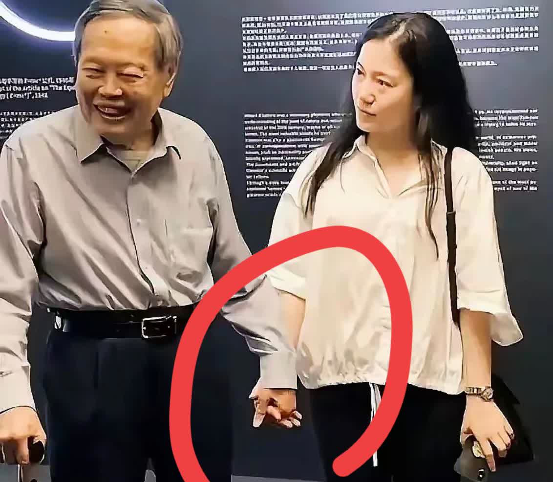 一觉醒来，我终于明白，翁帆是真的爱杨振宁，走到哪里牵到哪里，生怕杨老摔了