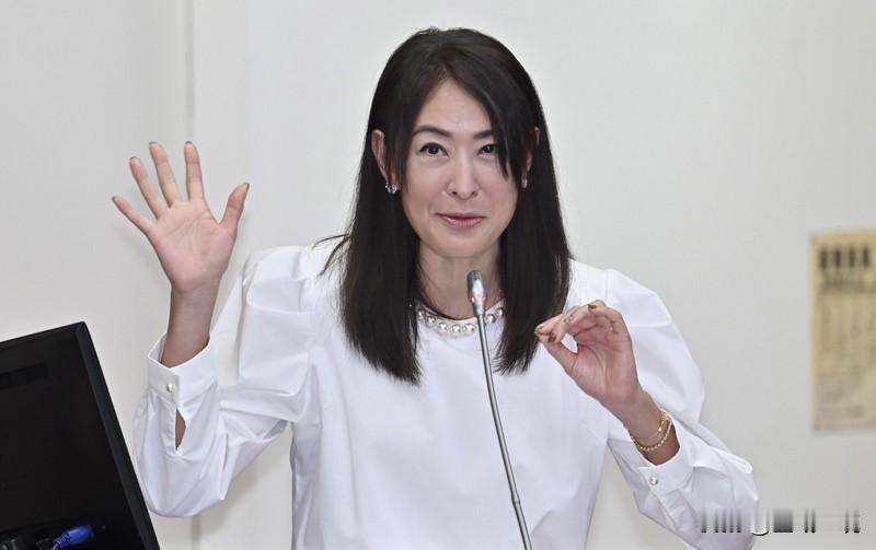 贾永婕骂蒋介石网批“不配当你爸的女儿”台北101董事长贾永婕为讨好绿营，2