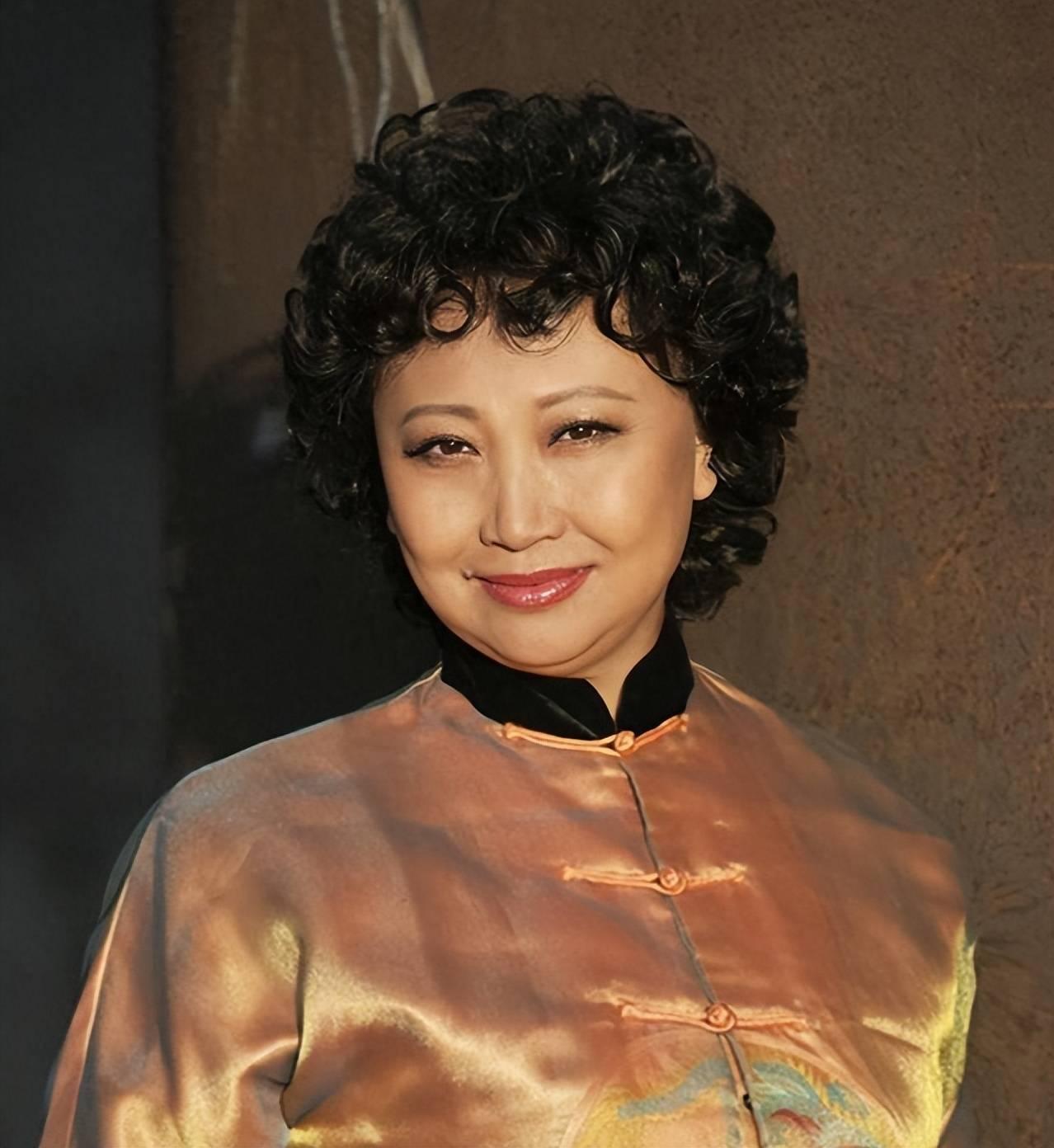 何晴闺蜜徐松子不简单名牌大学中央戏剧学院毕业和许亚军张澍也属于校友！而