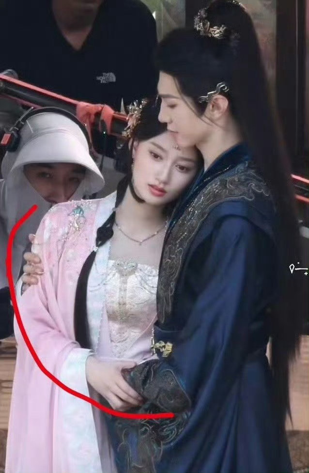 谁家的兄妹是这么抱着的啊？古装剧你不要太离谱了