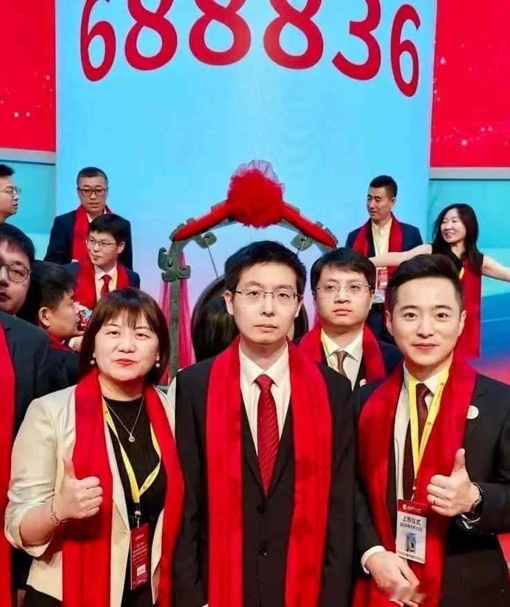 宇树科技成功上市，王兴兴icon却满脸不高兴，王兴兴不高兴的照片刷爆了全网。主要