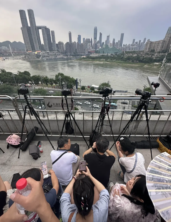 至少3个小时不能够去上厕所啊！6月14日晚上，重庆无人机灯光秀，连续两场，预演