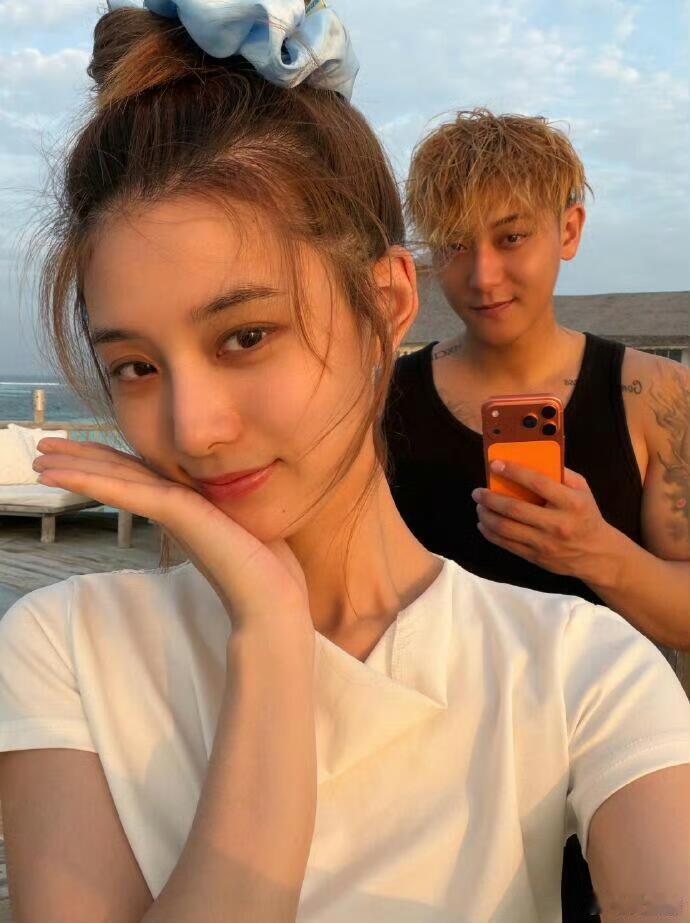 偶遇黄子韬徐艺洋吃螺蛳粉网友在螺蛳粉店偶遇黄子韬徐艺洋吃螺蛳粉，原来小两口也喜欢