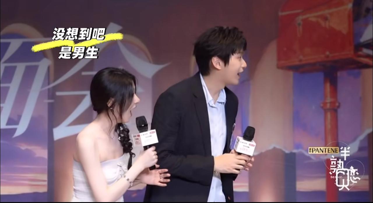 柳周见面会最感人一幕：男粉Andy用漫画记录他们一路点滴，亲手送上唯一一本册子。