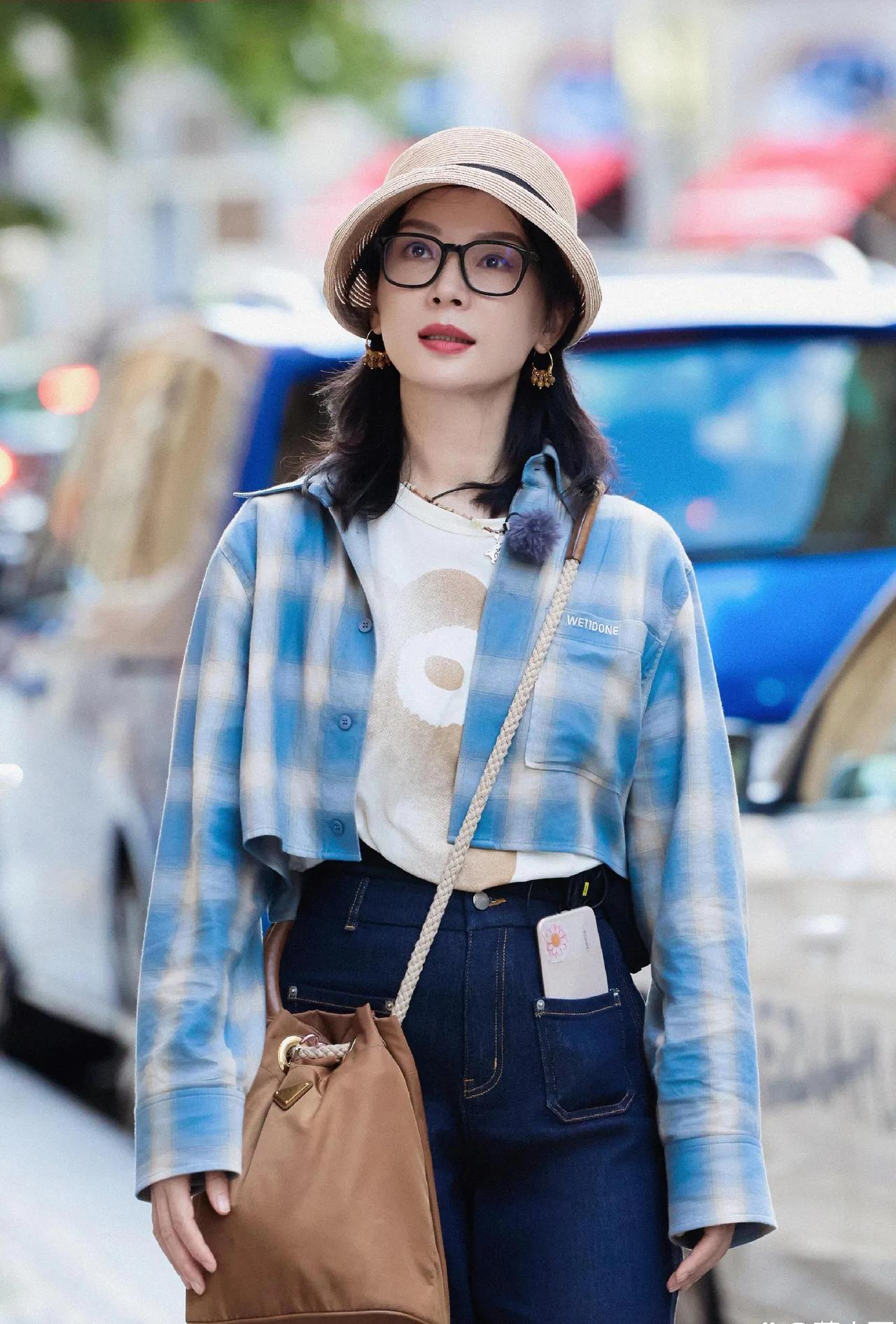 陈数：40+穿搭教科书，松弛感拉满✨谁懂啊！陈数这身街拍直接把中年穿搭玩明